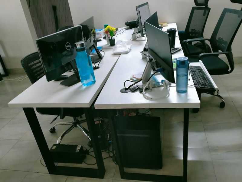 Workstation table