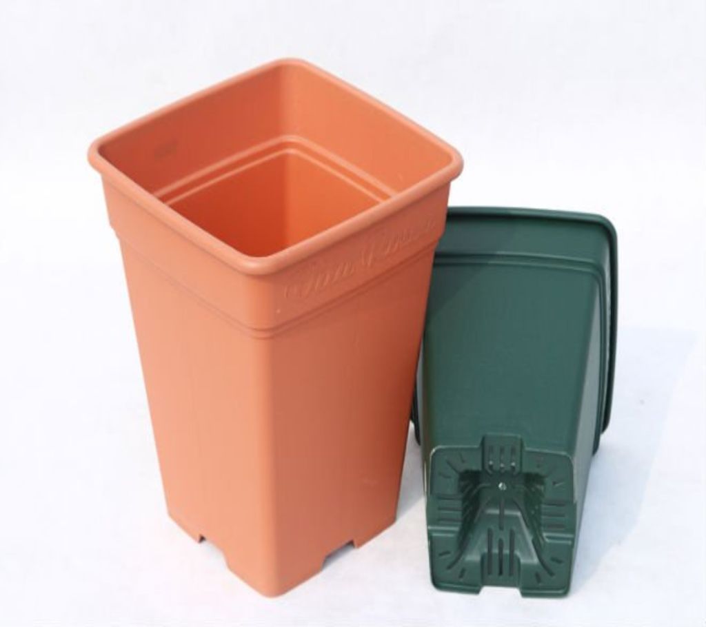 Square plastic pot 8.5 inches
