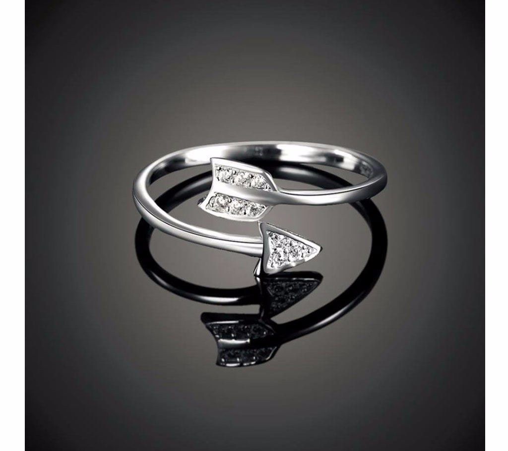 White Stone Setting Arrow Designed Finger Ring