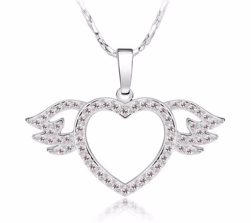 Heart shaped white stone setting pendant
