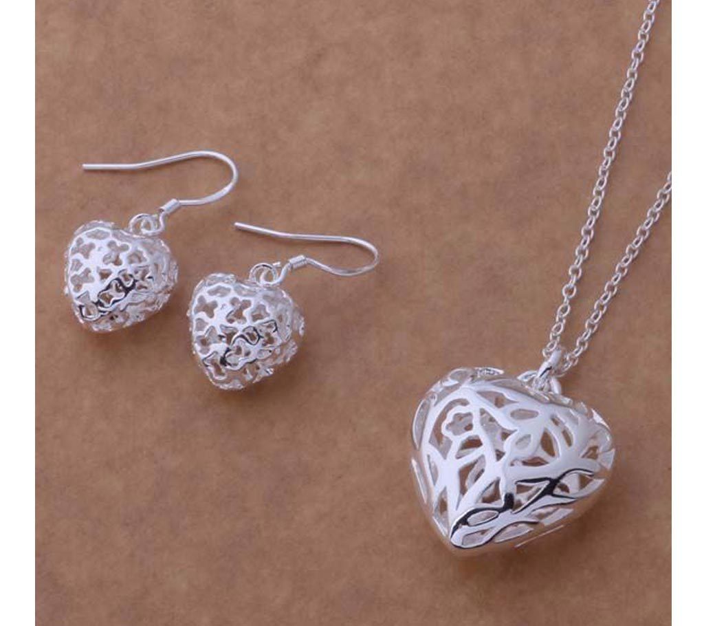 Heart shaped white stone setting pendant set