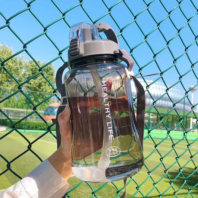 1.5/2L Large Capacity Plastic Water Bottle with Strap Portable Space Sport Bottle with Rope Student Leak-proof Cup