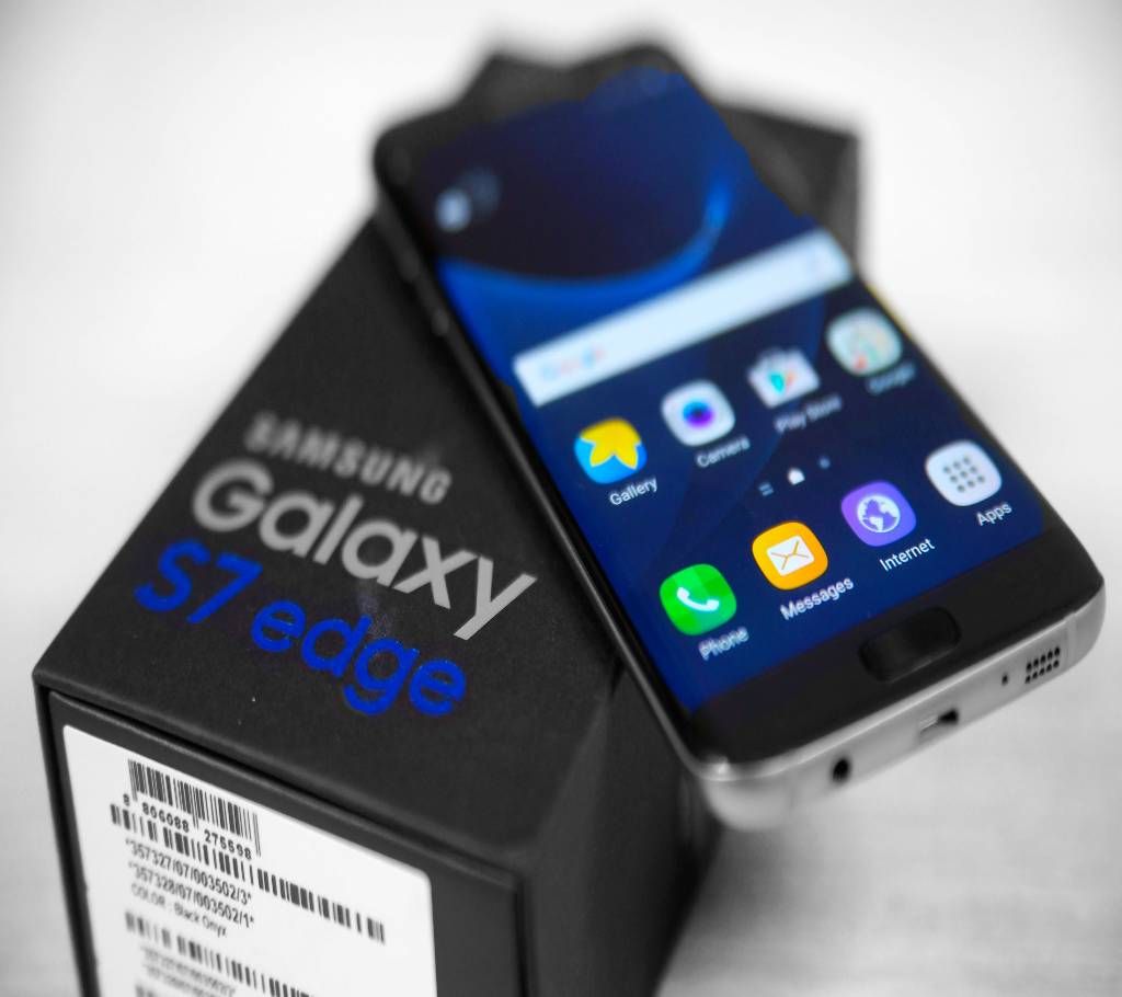 New Samsung Galaxy S7 Edge Smart Phone.