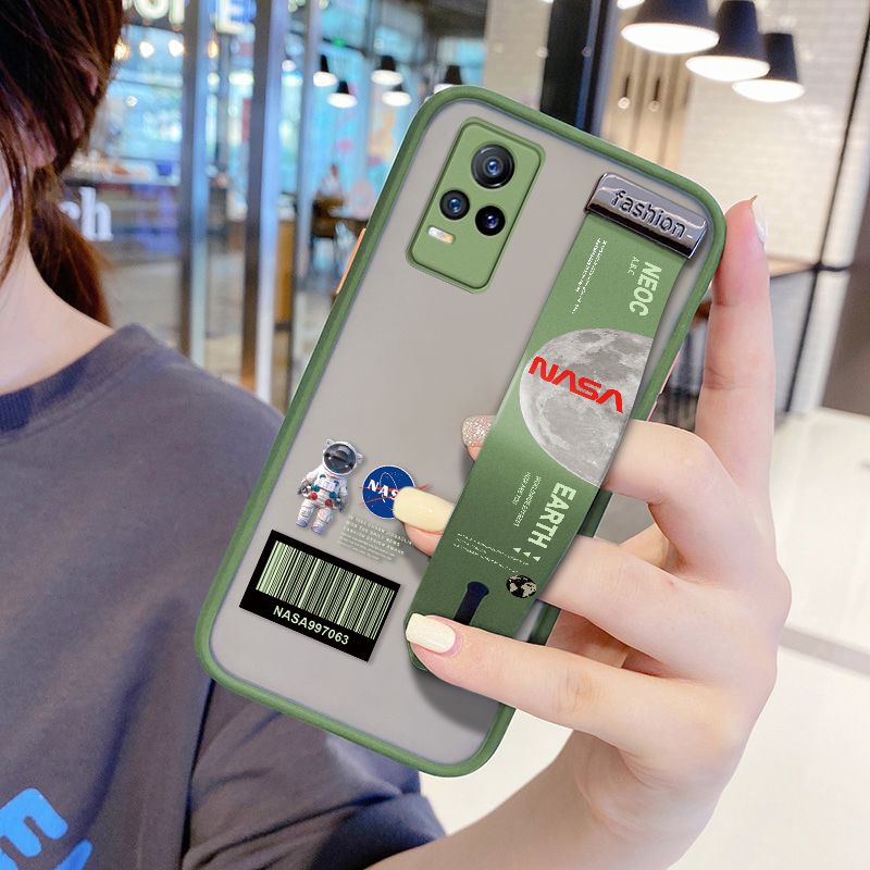 UCUC for VIVO V21E Wrist Strap Case Creative Cartoon Astronaut Wristband Printing Cover Shockproof Frosted Phone Case