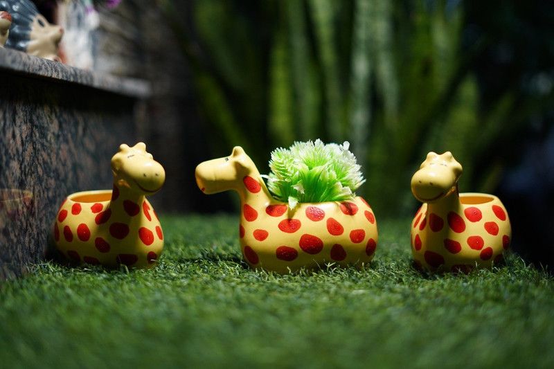 crockeryshopie Handmade Cute Giraffe Resin Pot Flower Planter || Home Decor Garden, Set of 3 Ceramic Flower Basket  (W: 10 cm x H: 15 cm x D: 24 cm)