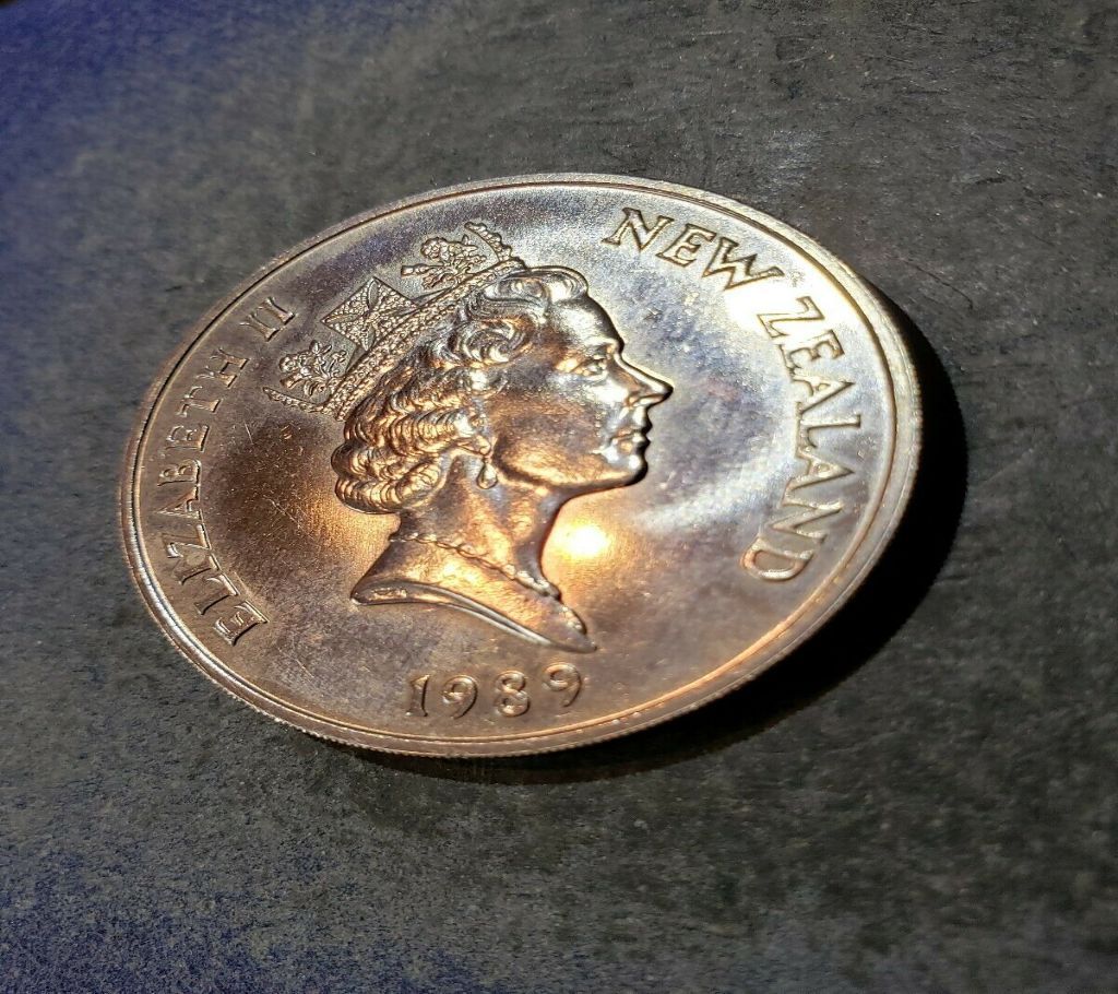 NEW ZEALAND 1989 COIN 1  CROWN SIZE COMMONWEALTH GAMES