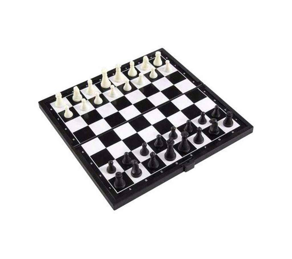 Magnetic pocket chess board
