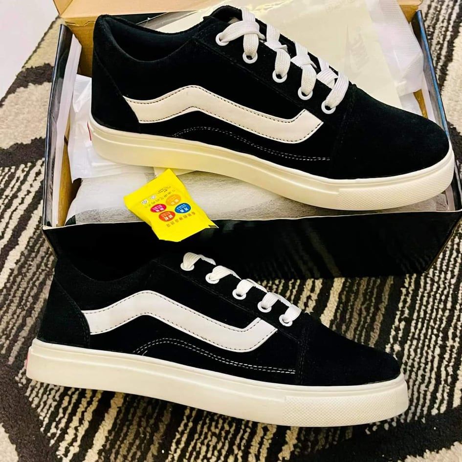 Stylish and Fashionable Winter and Summer Black Exclusive Sneakers Converse Shoes for Men