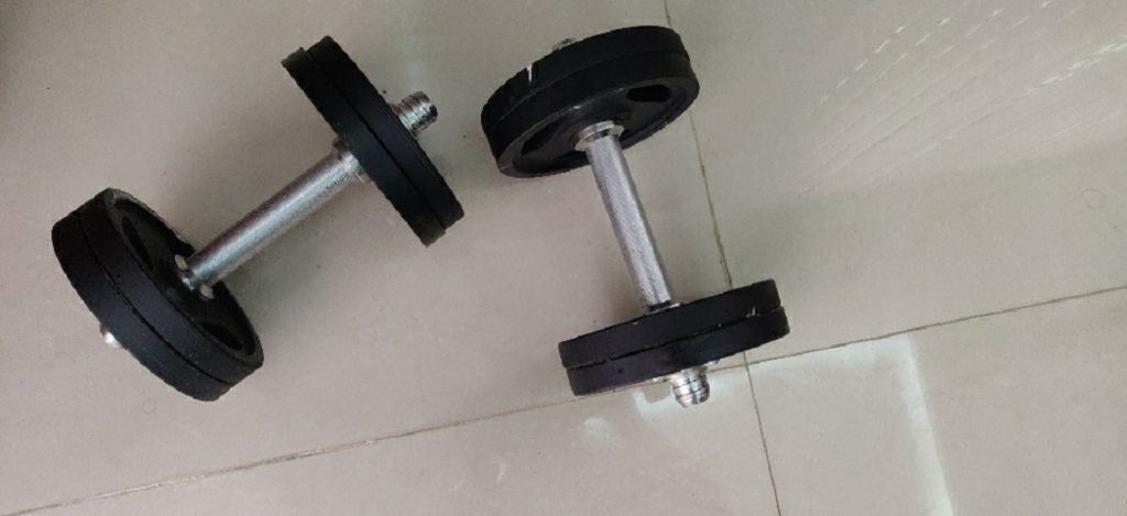 1.25KG 8PCS WEIGHT PLATE -BLAK COLOR =10KG,WITH 2 BARBELL BARBlack Dumbbell Set - Eight Pieces 1.25kg Black Plate with Two 10 inch Stick