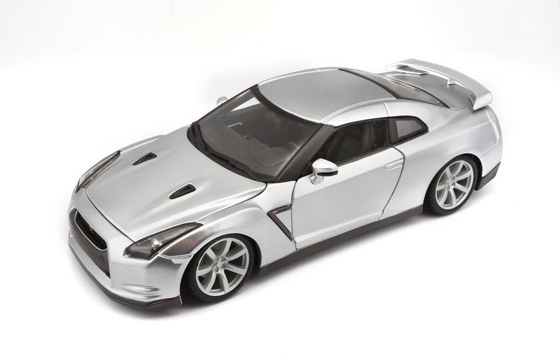 Bburago Die-Cast 1:18 Scale Nissan GT-R car  (Silver, Pack of: 1)