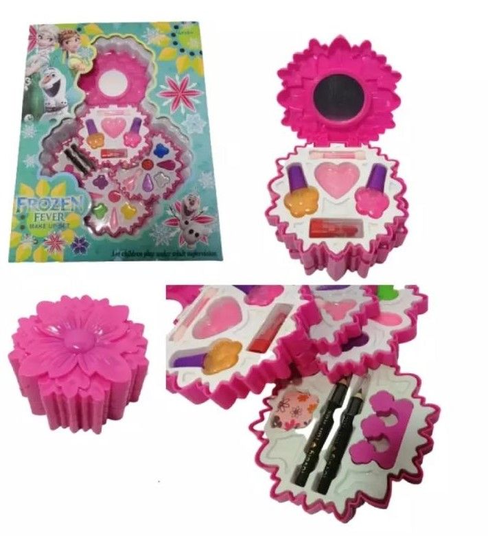 Frozen Fever Big Makeup Set Children play under adult supervision.