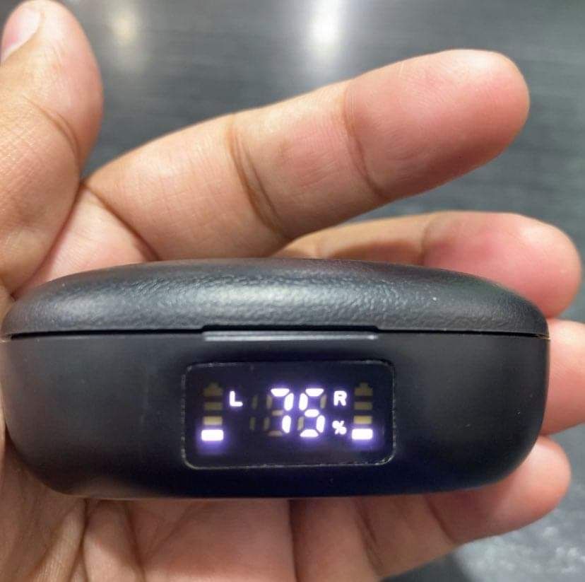 নতুন samsung বাডস প্রো প্লাস ডিজিটাল ডিসপ্লে v.5 ওয়্যারলেস হেডফোন একটি কমপ্যাক্ট চার্জিং বাক্স সহ, বহন করা সহজ, ভারী বাস