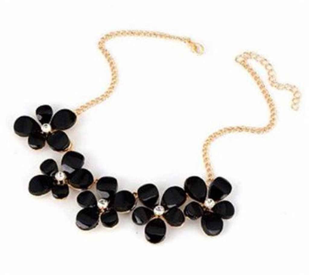 Black Stone Setting Flower Shaped Necklace