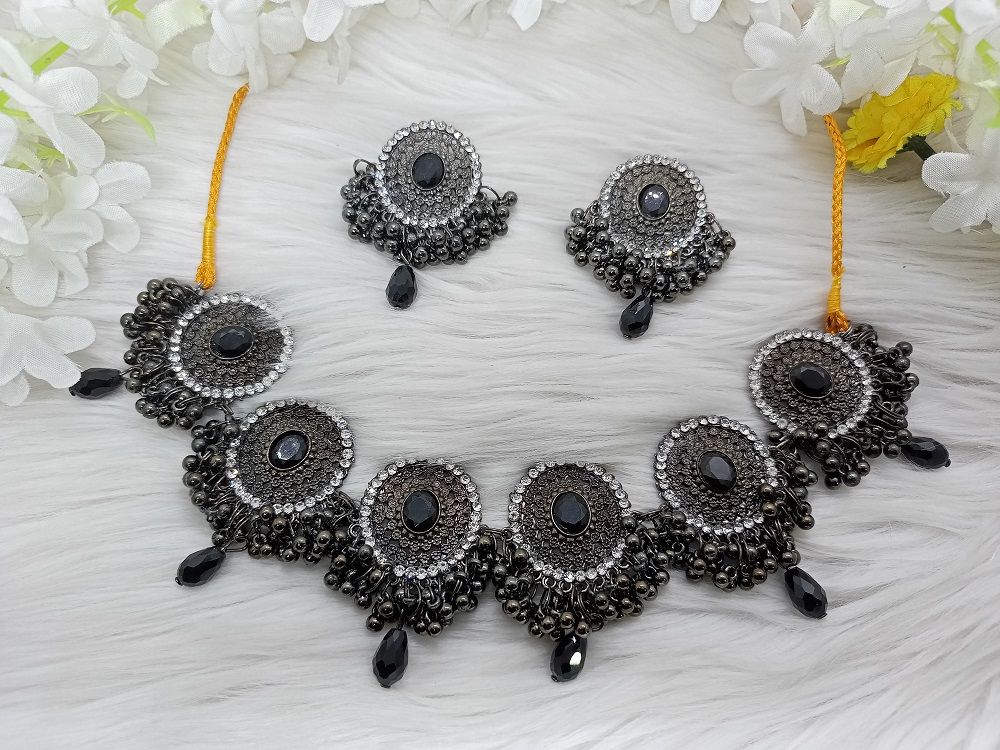 Pearl Setting silver Metal Necklace, Gorgeous earings and maangtikka For Women