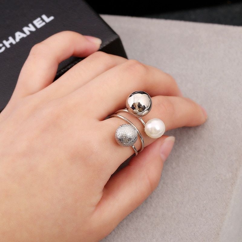 HUANZHI Big Imitation Pearls  Gold Color Metal Hollow Exaggeration Design Finger Advanced sense Rings for Women Girls Party Gift