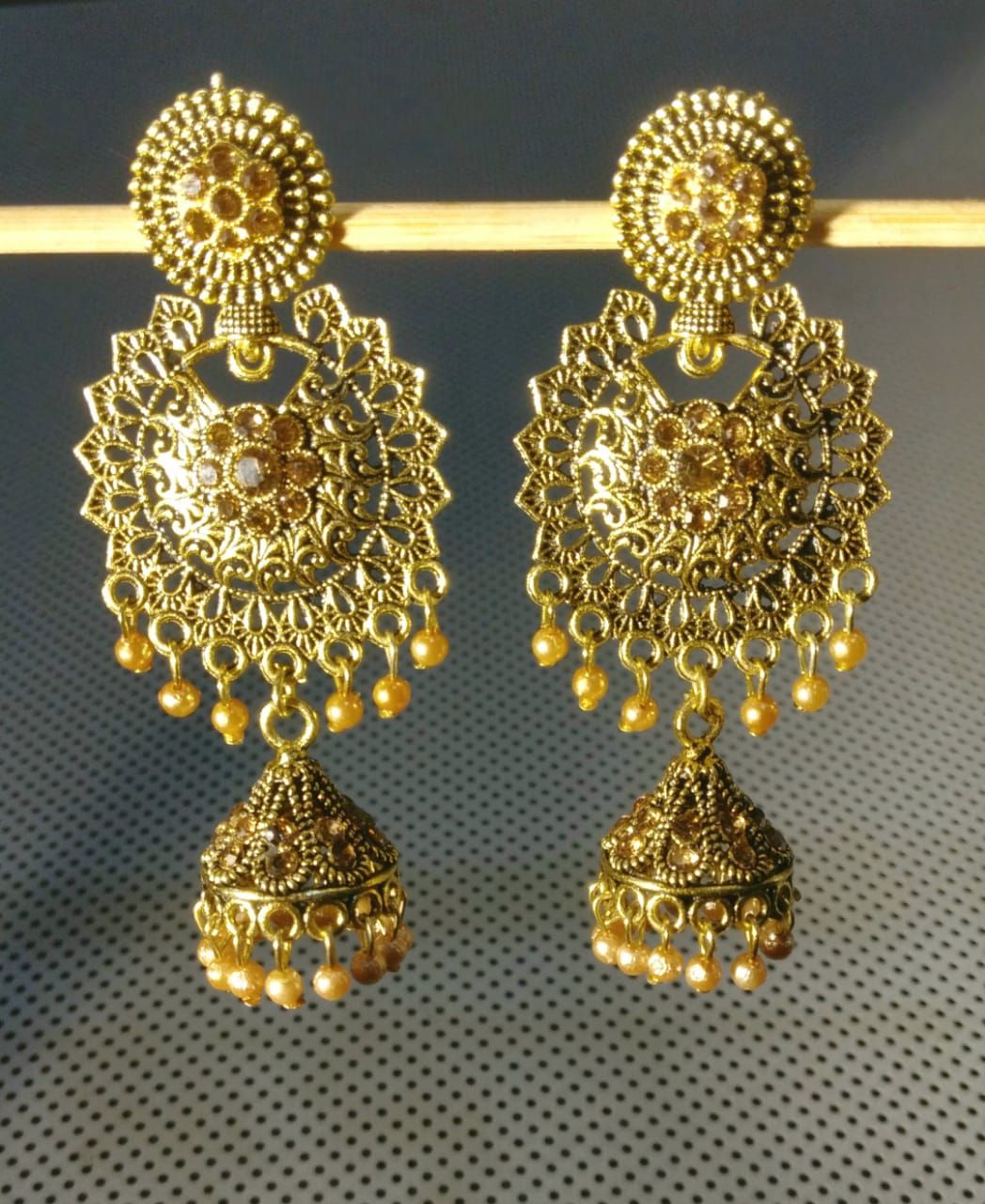 Smart Antique Leaf Designed Metal Ear Ring for Women