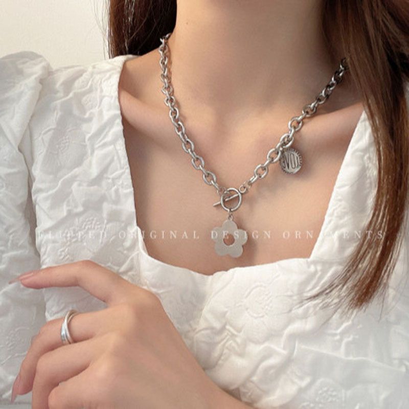 Flower pendant necklace female ins fashion chain