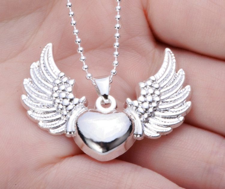 2018 New Fashion Women Statement Neckalce Christian Jewelry Retro Hollow Angel Wings Heart Pendant Necklace Collier Femme
