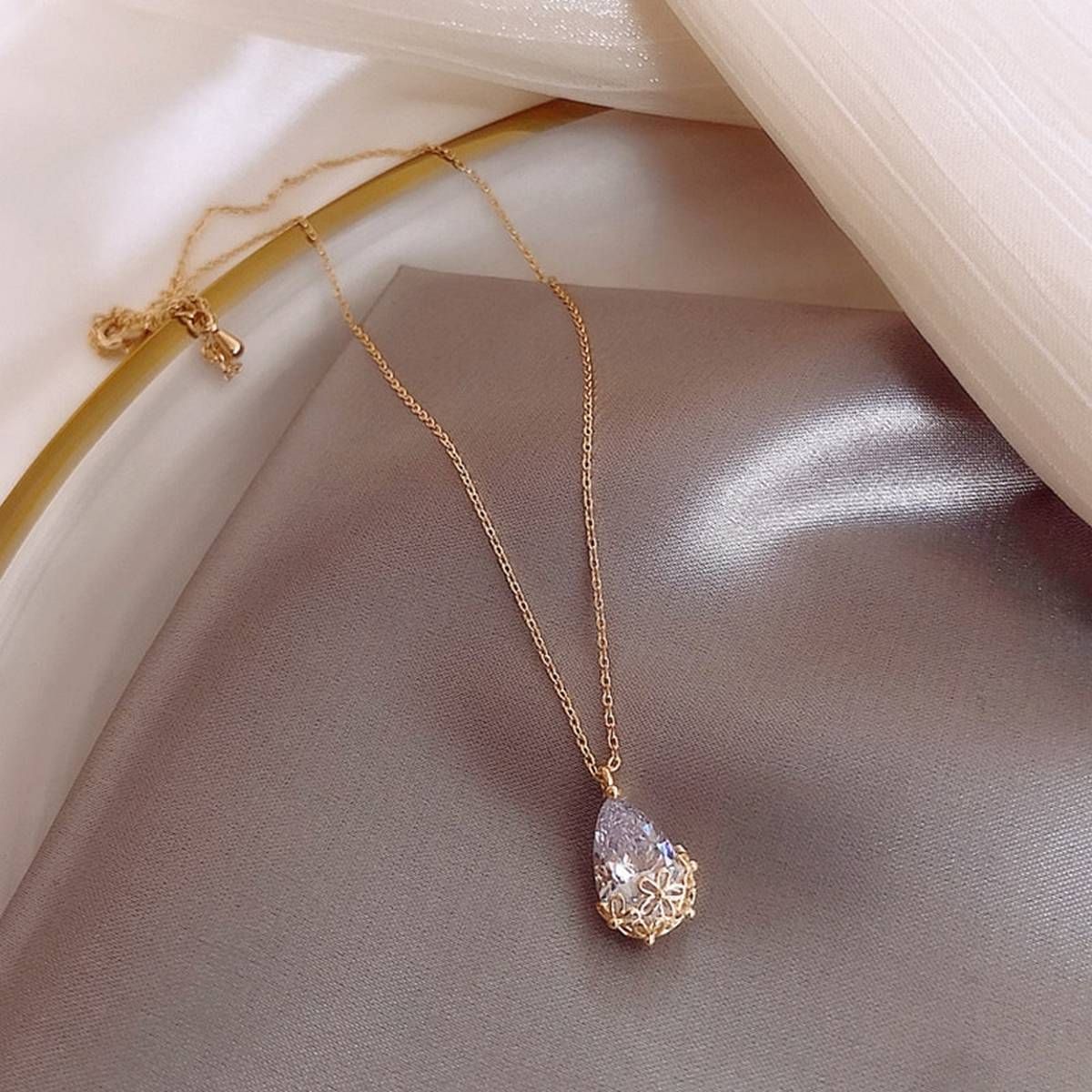 ZHOUYANG Pendant Necklaces For Women Simple Trendy French Romantic Water Drop Crystal Clavicle Chain Gift Fashion Jewelry KBN312
