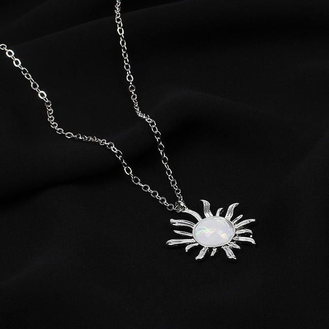 Trendy Crystal Beautiful Simple Sunflower Pendant Chain Choker Necklace for Girls - Necklace for Women/ Necklace for Girls Simple Fashion