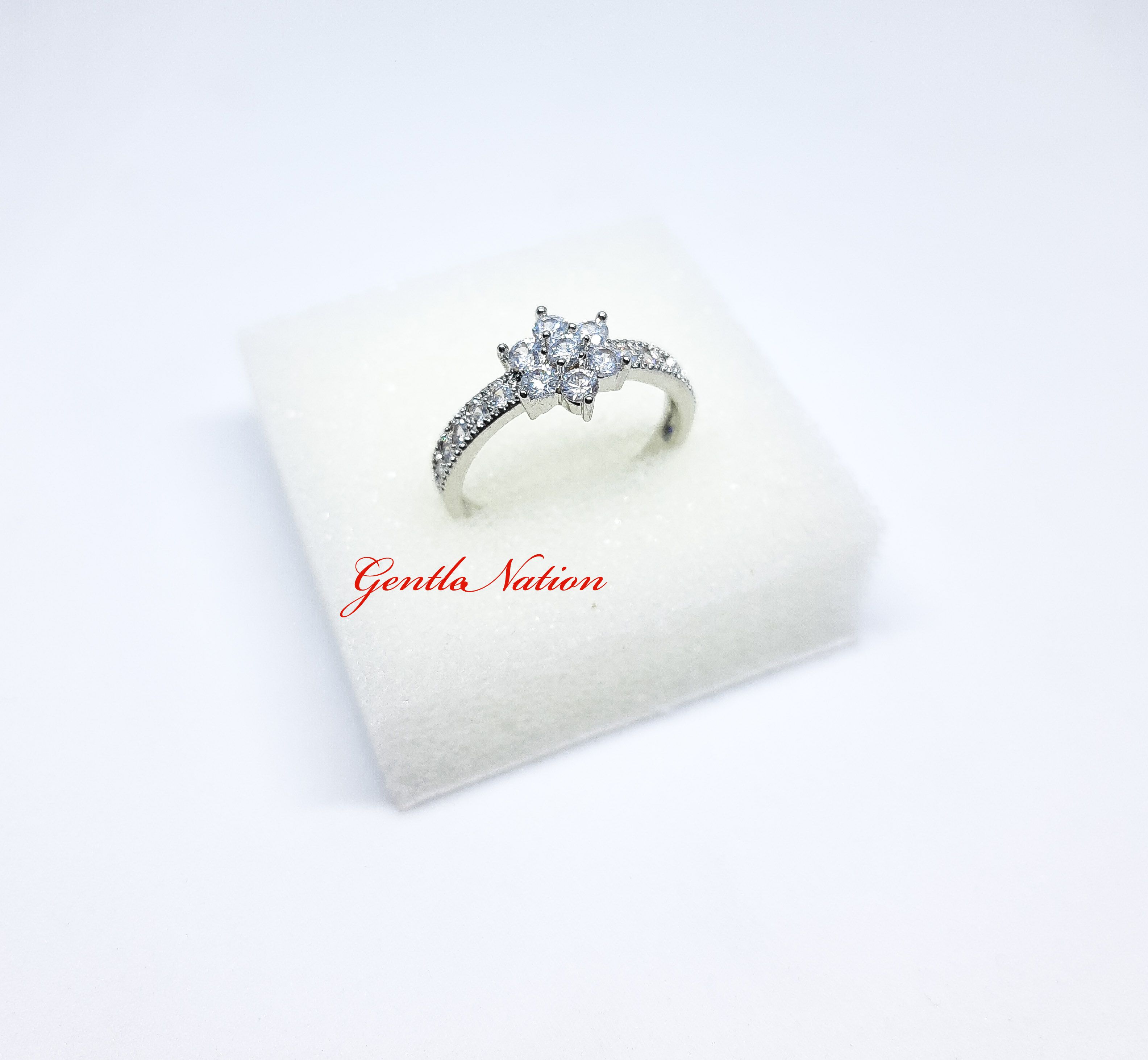 A Fashion Luxury Beautiful Flower Design Finger Ring with Pearl for Women and Girl