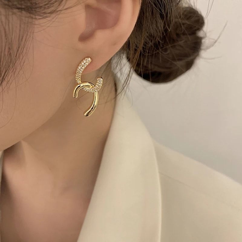 Mini top c stone earrings