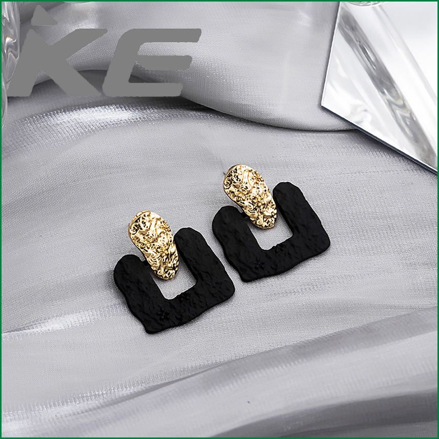 Needle Elegance Stud Earrings Three Color Spray Paint Square Lock Earrings Design Women's Fashion Earrings for gilrs for women low price