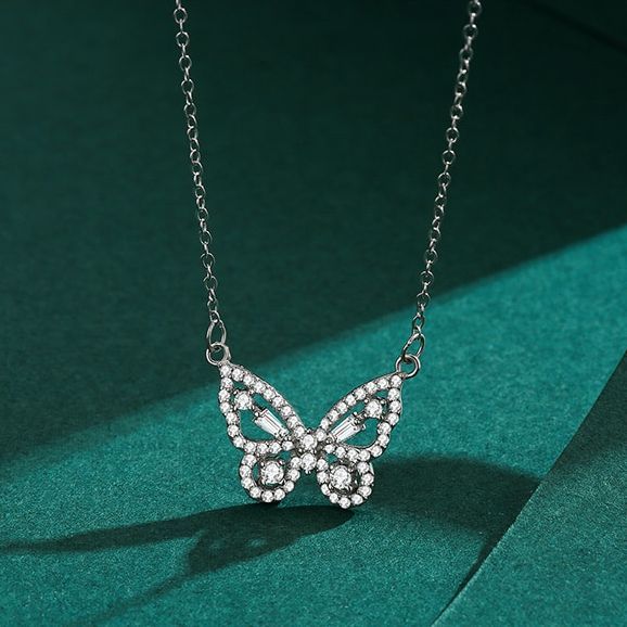 Trendy Fashionable New Korean Style Butterfly Chain Necklace for Girls Simple Stylish Fashion - Necklaces for Women New Collection / Necklaces for Girls Simple Fashion