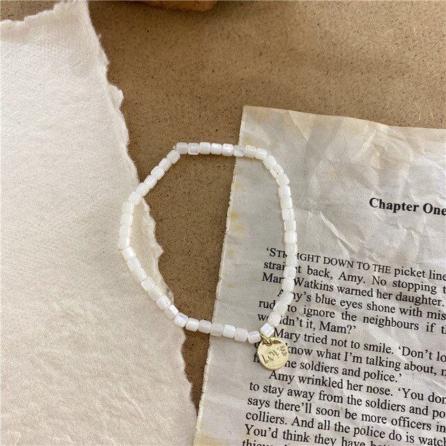 AOMU New Korean Vintage Temperament White Beige Shell Beaded Pendant Chain Clavicle Chain Sweet Necklace for Women Female Party