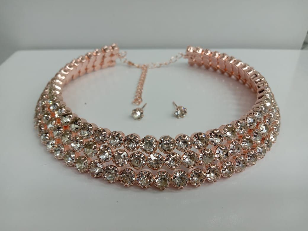 Exclusive chinese necklace for woman with white stone