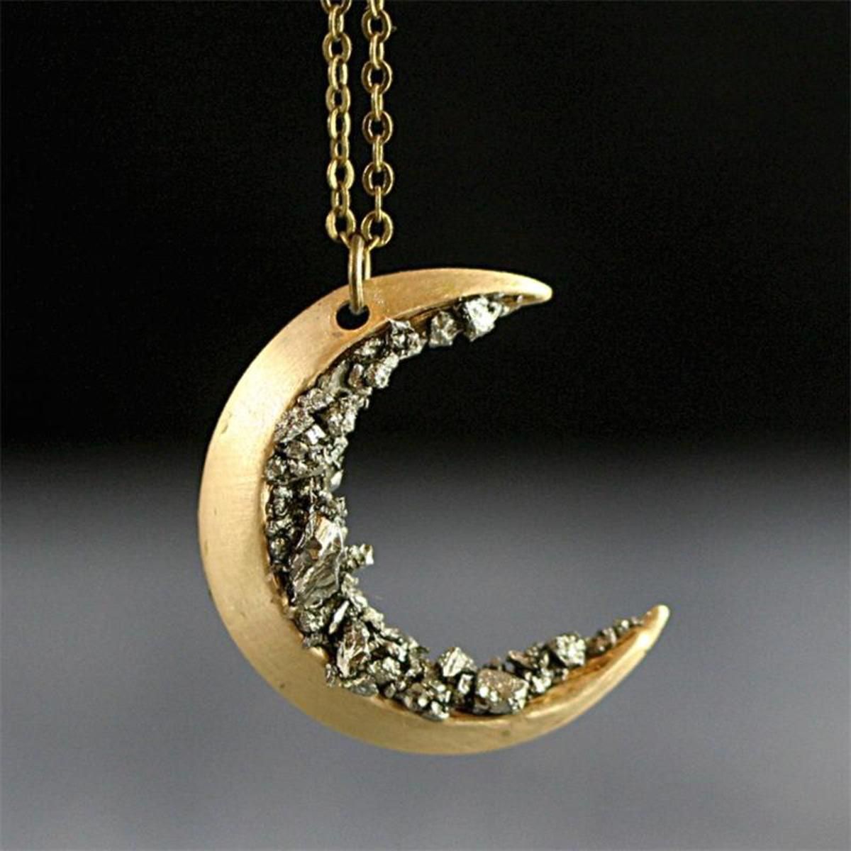 Vintage Crushed Crystal Crescent Moon Necklace Moon Pendant Necklaces for Women Jewelry