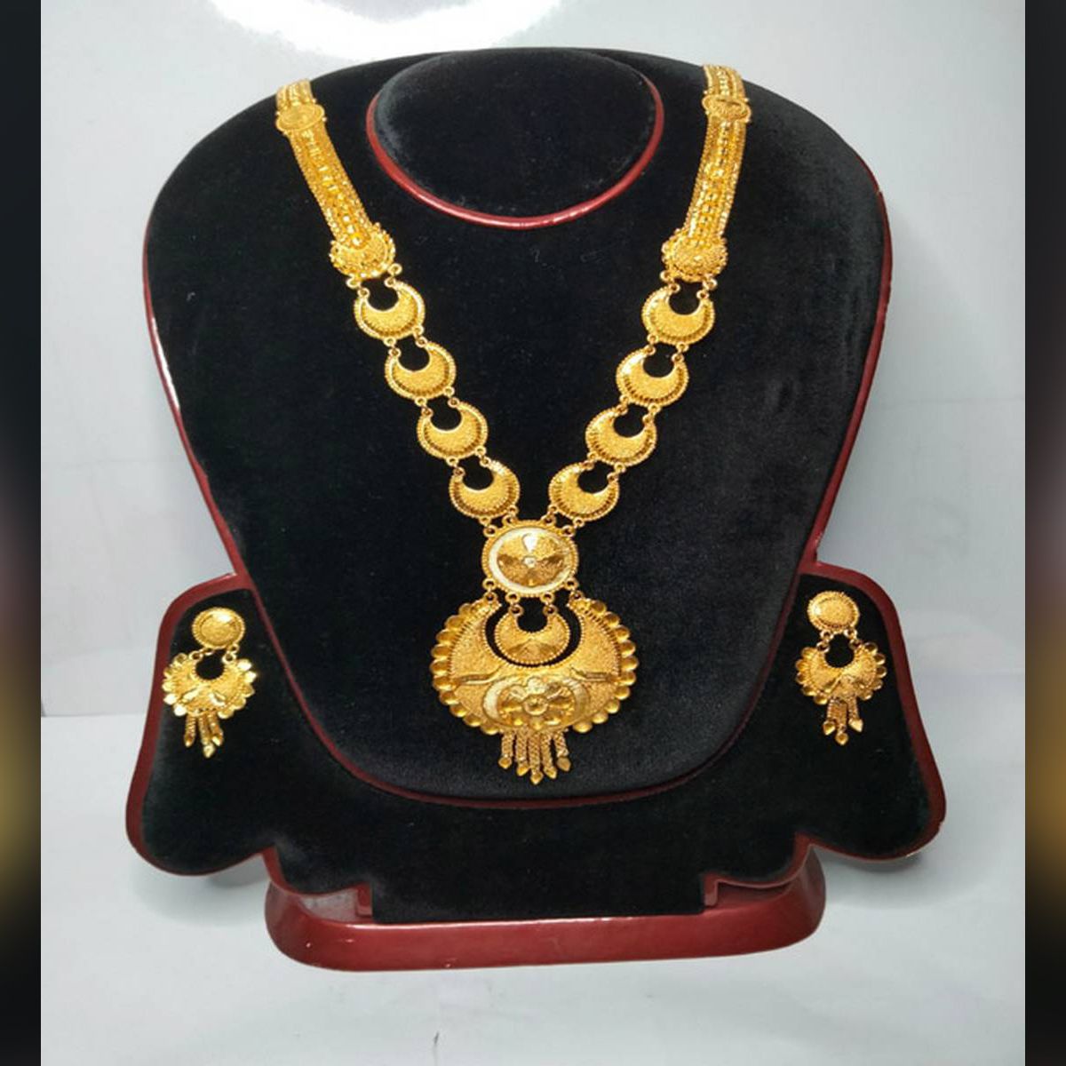 Pleasing Pearl Gold Plated Wedding Jewellery Necklace Set For Women