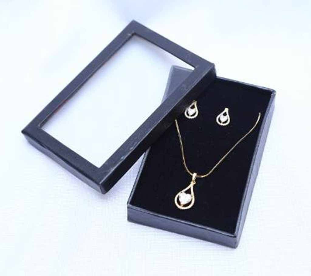 metal and crystal pendant with ear ring 