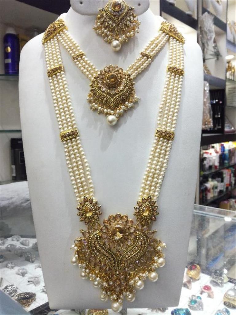 Ladies pearl setting necklace with earrings