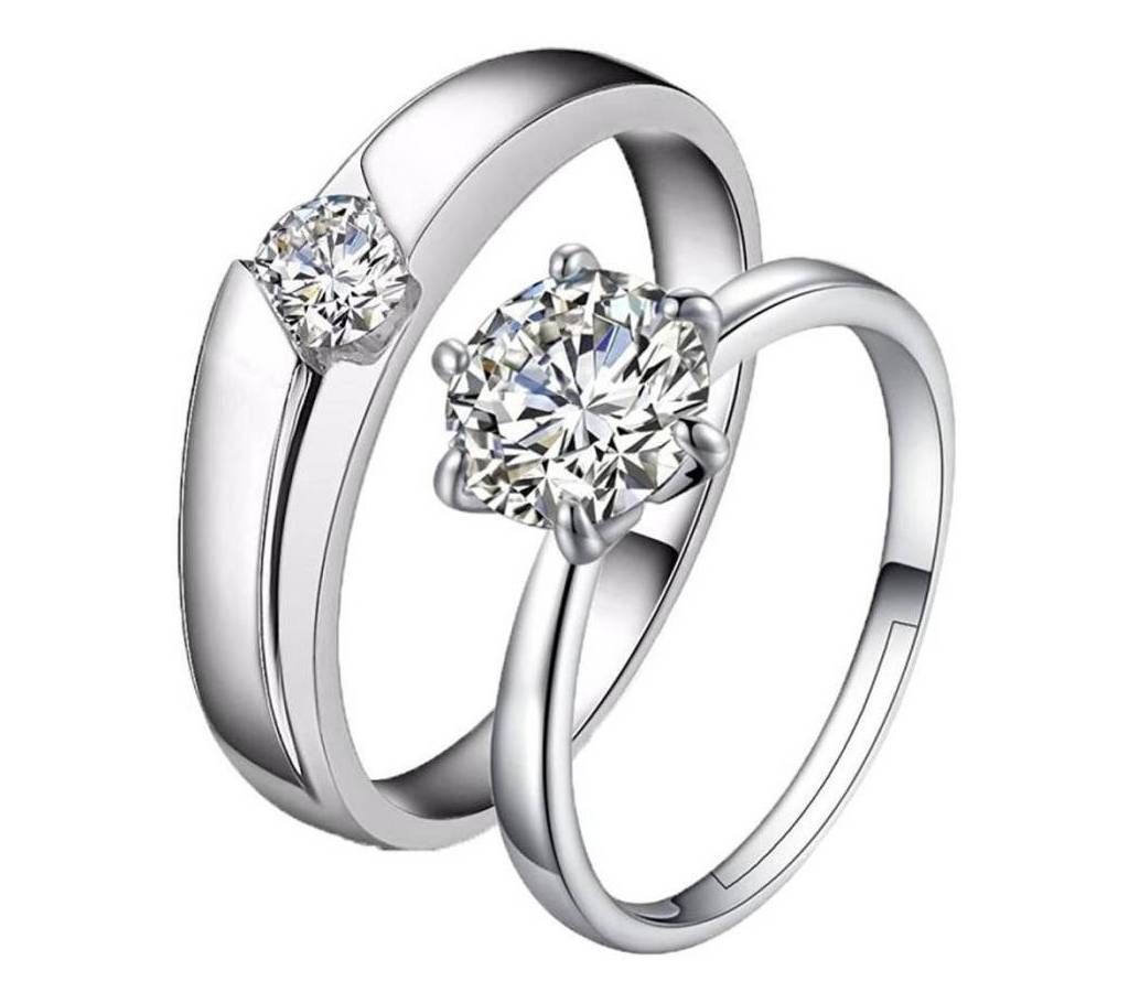 Product Type: Finger Ring Color: Golden Size - 17, 18, 19, 20 Main Material: Alloy Stylish and fashionable Trendy design Good quality product Get a ring box FREE! Good quality and good design