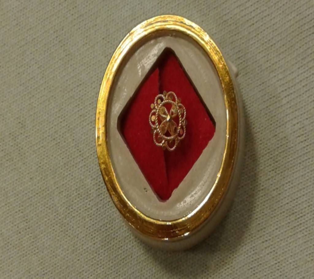 Ladies Gold Nose Pin 