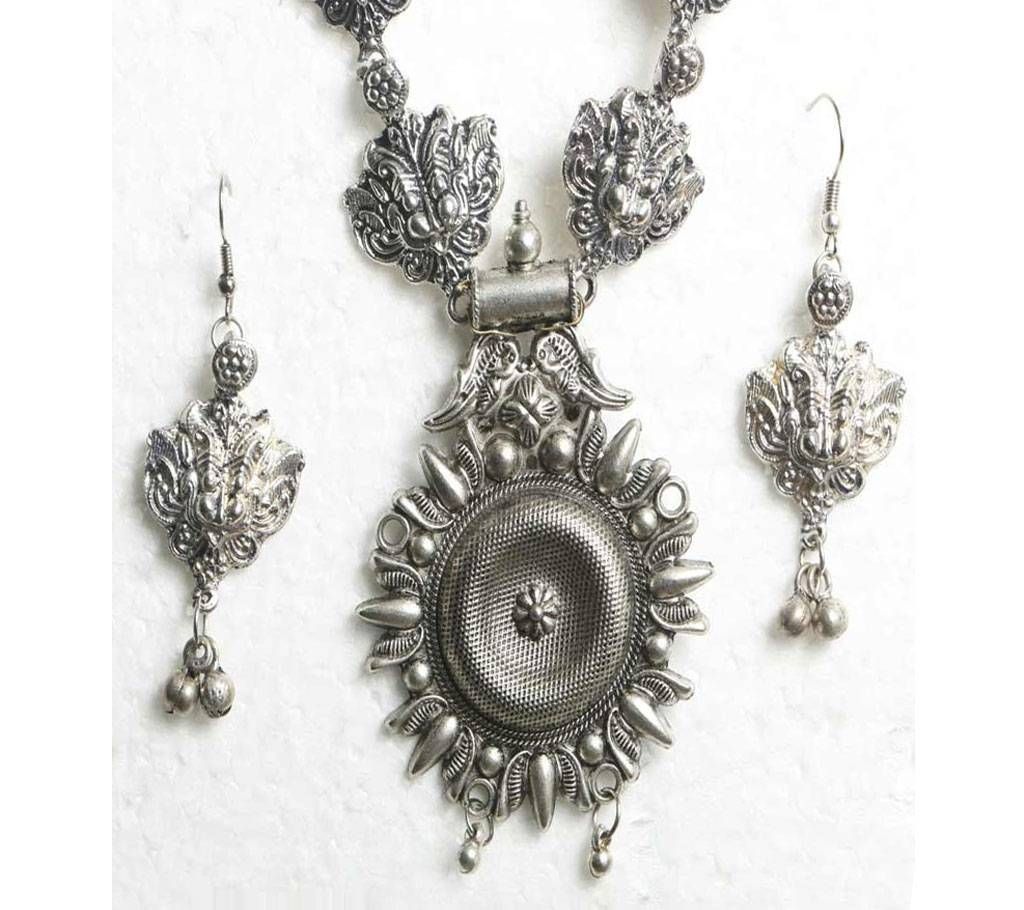 Design necklace with ear ring