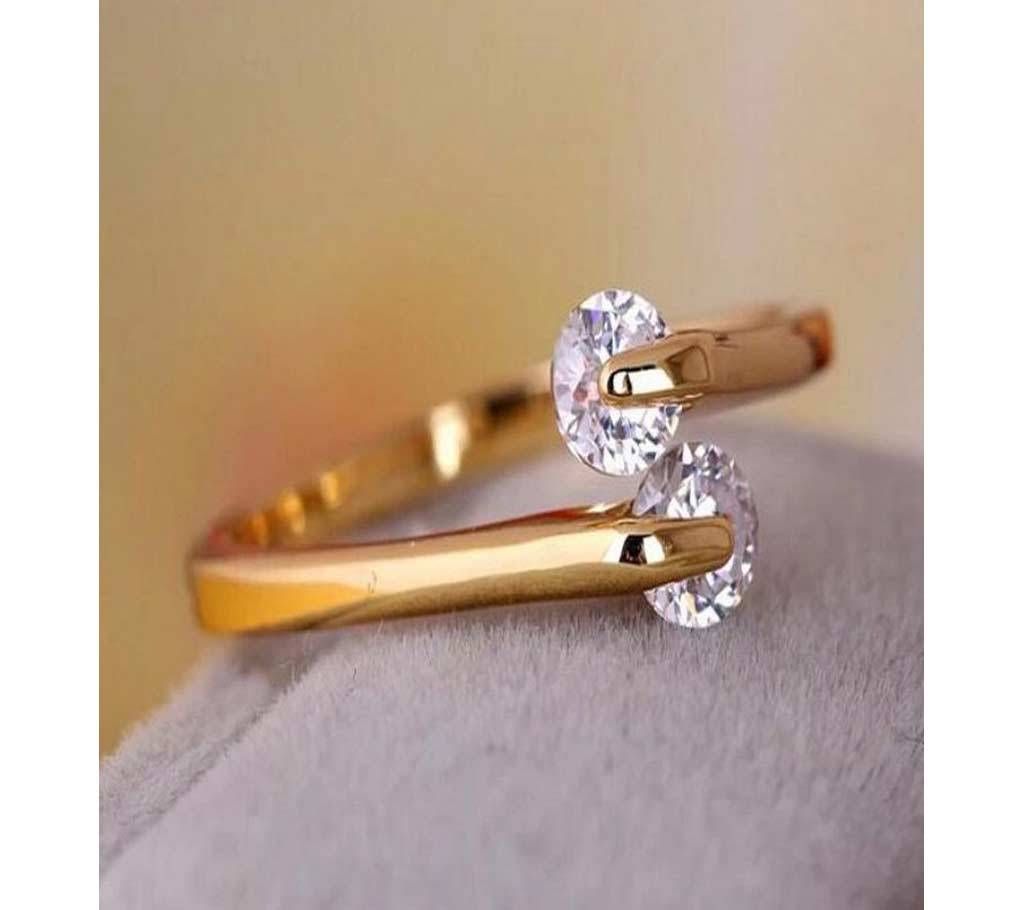 Ladies white stone setting finger ring