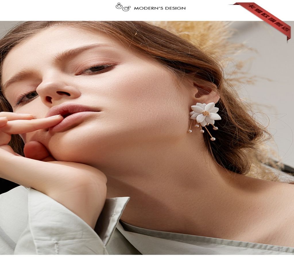 Lao Feng Xianghe counter 925 silver needle retro flower earrings female petals ear nails temperament Korean personality hipster network