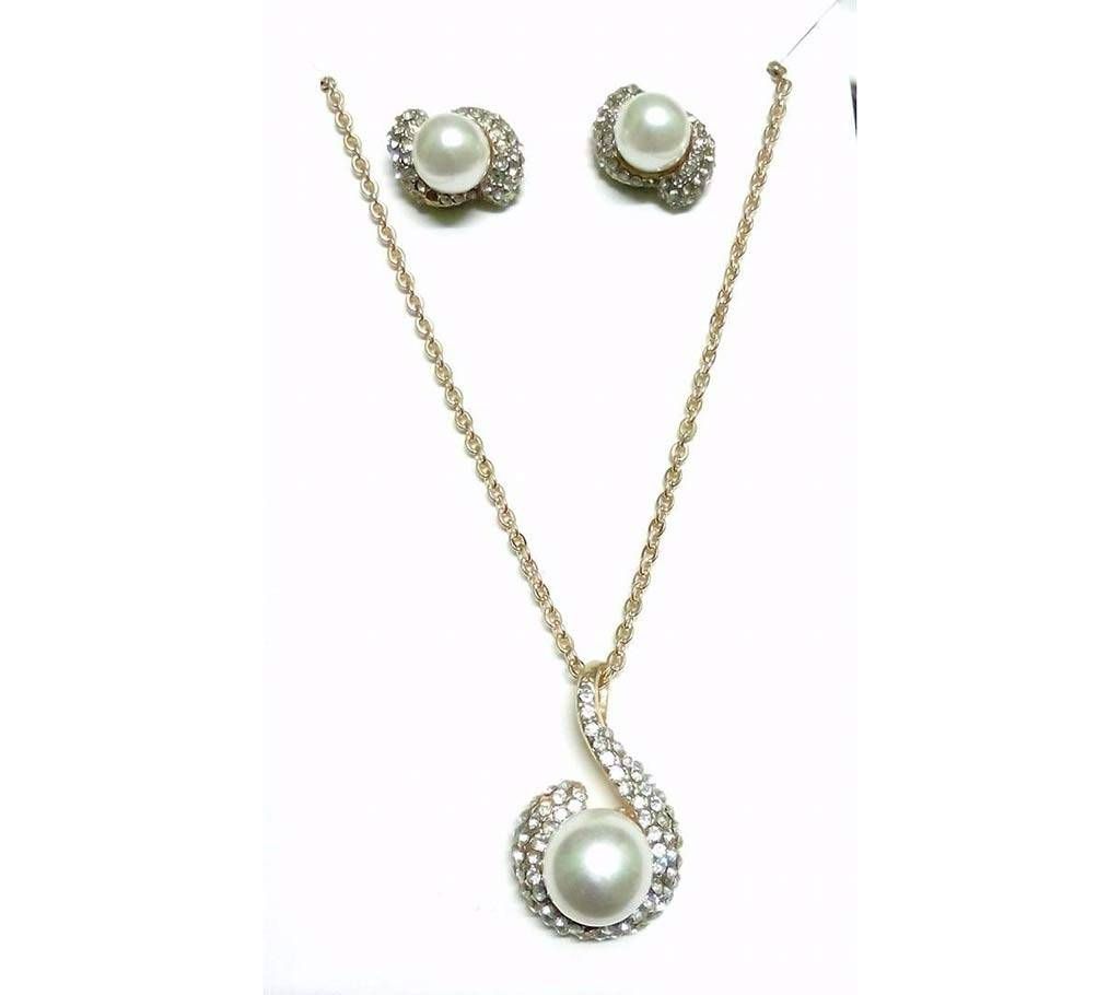 Ladies stone setting pendant with earrings 