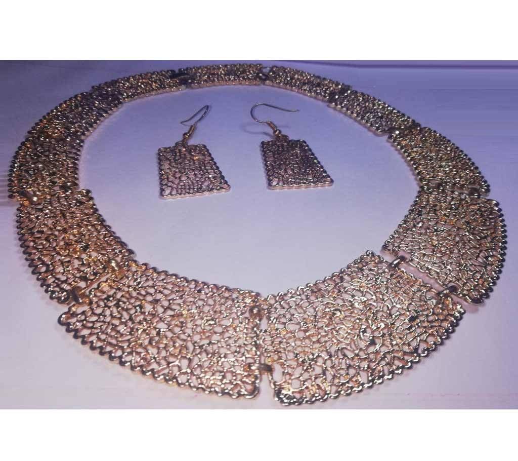 flat necklace and ear ring