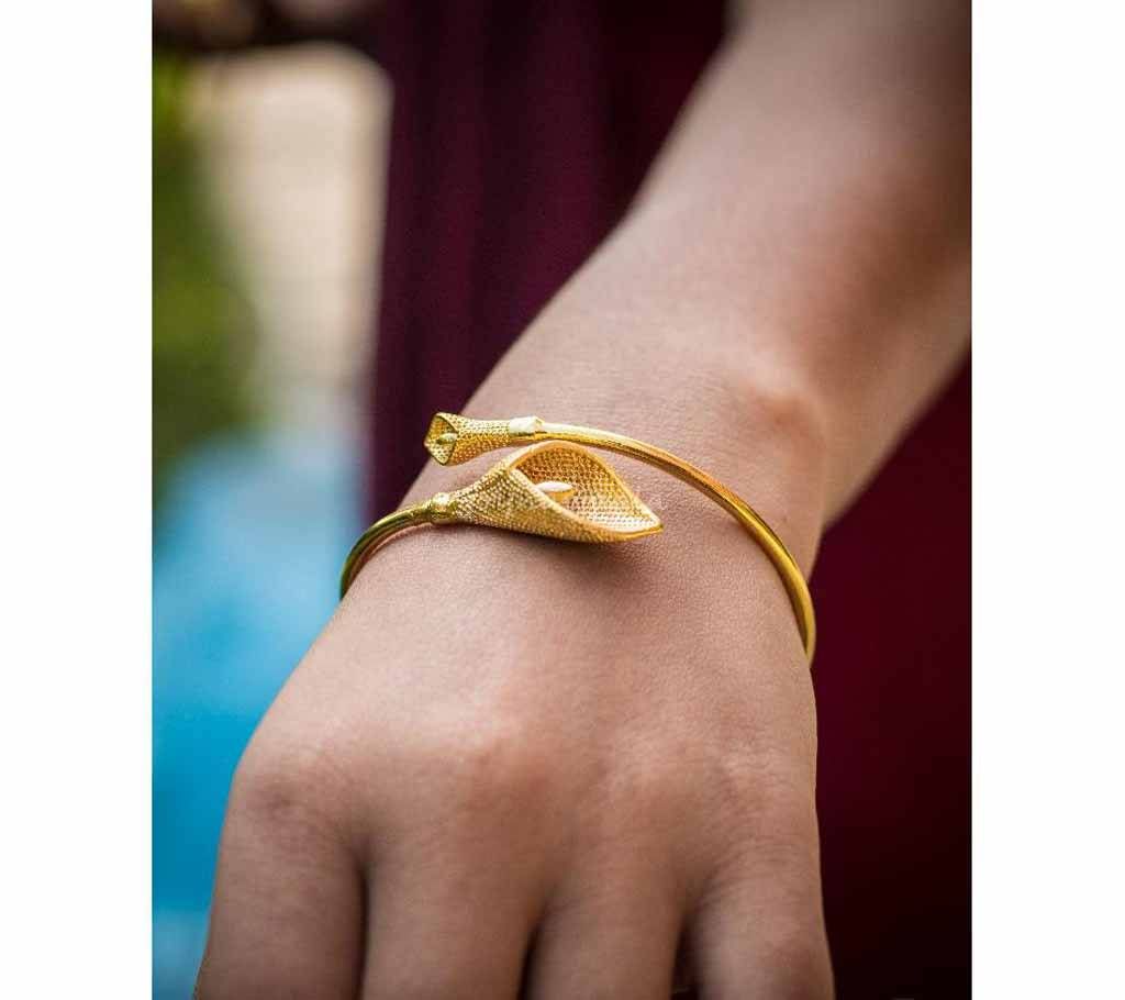 Tulip Shape Engraved Golden Brace