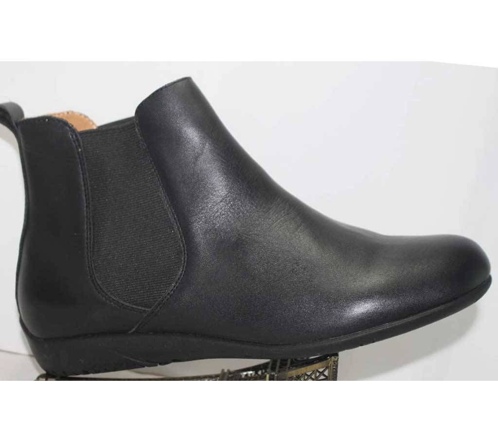 Ladies leather made boot 