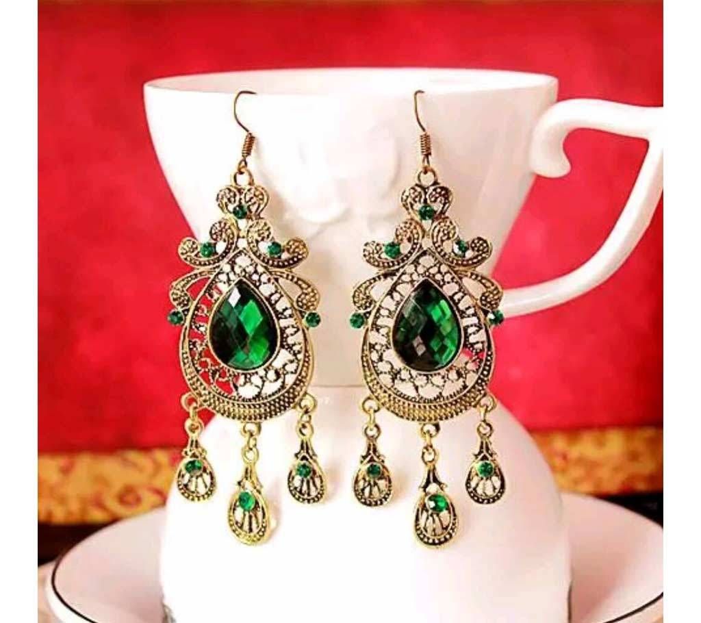 Green stone setting ear ring