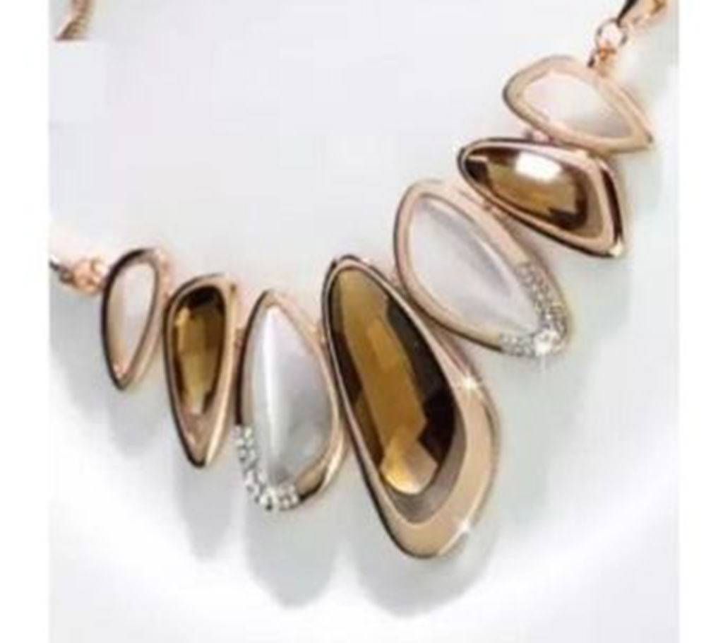 Gold plated short necklace with artificial cats eye brght stone.