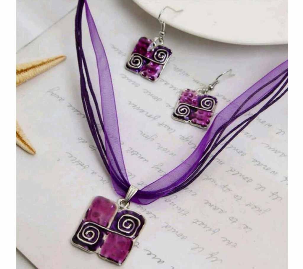 Tarsal setting pendant with earrings