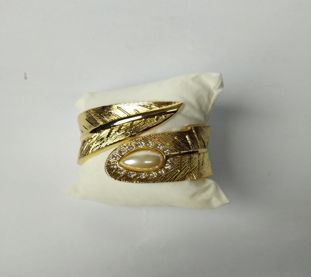 Fashion Stainless Design Golden Bracelet for Women