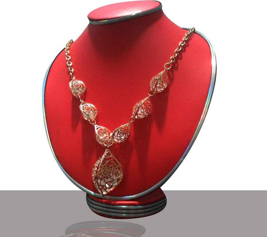 Antique style stone setting necklace