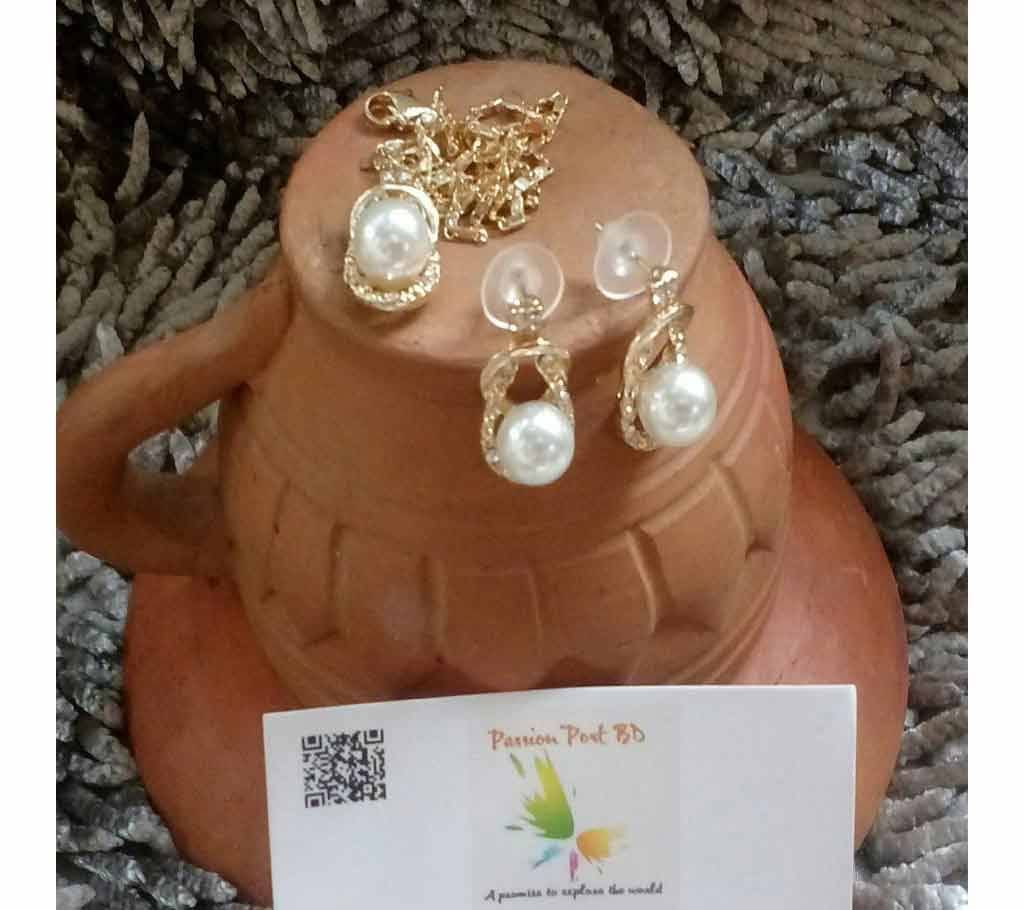 Golden Pendent Ear ring
