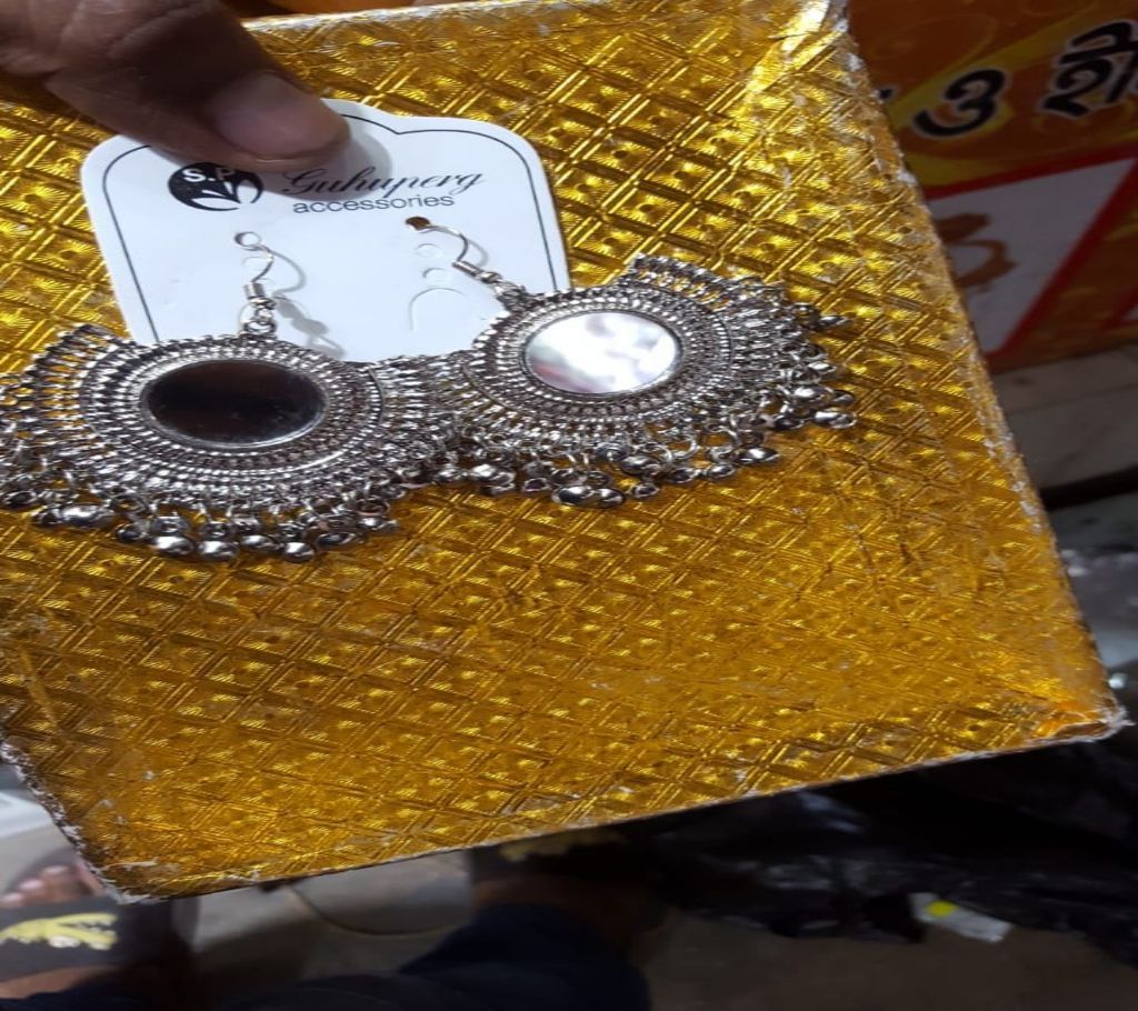 ound Shaped Silver Earrings With Mirror Design